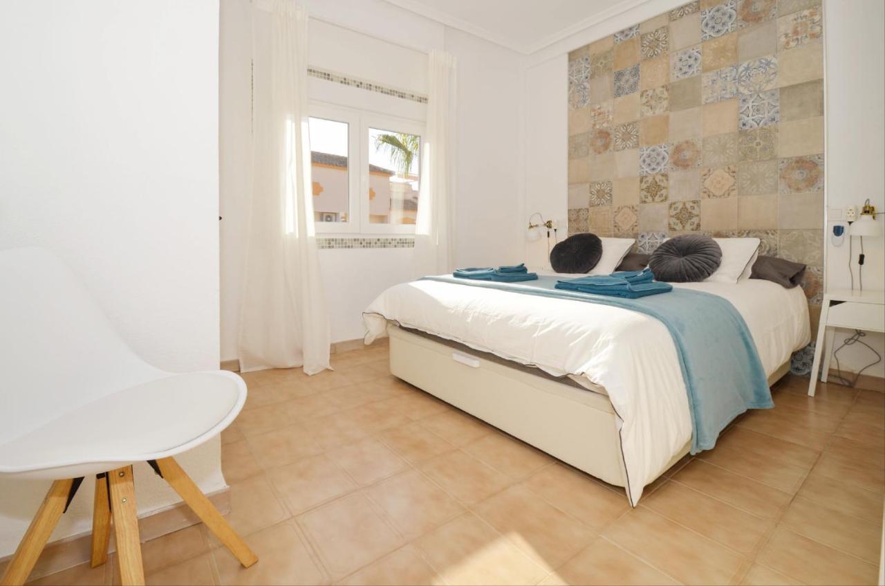 Punta Prima Pleasure With Private Parking In A Gated Community Close To The Beach 托雷维耶哈 外观 照片