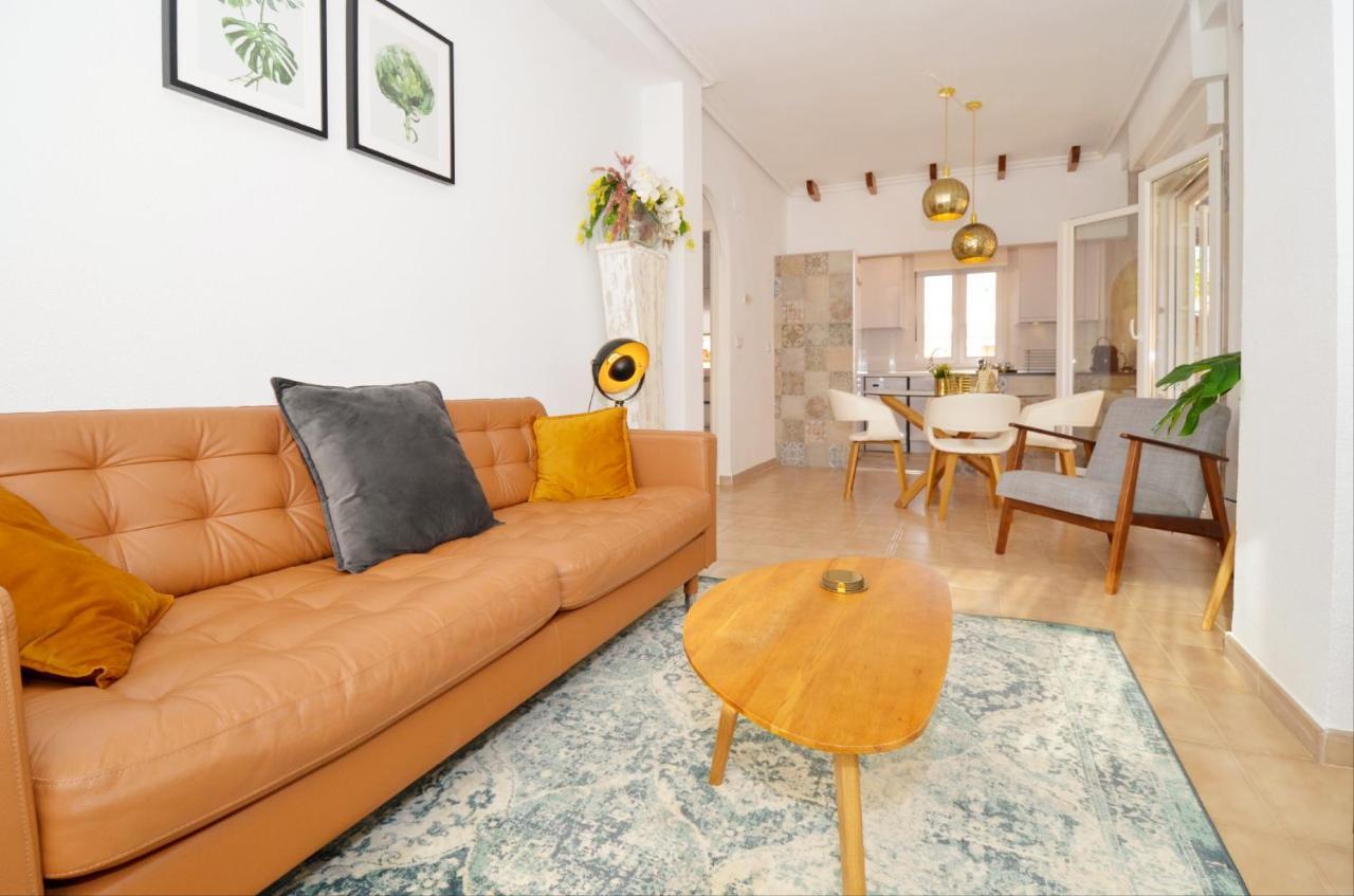 Punta Prima Pleasure With Private Parking In A Gated Community Close To The Beach 托雷维耶哈 外观 照片
