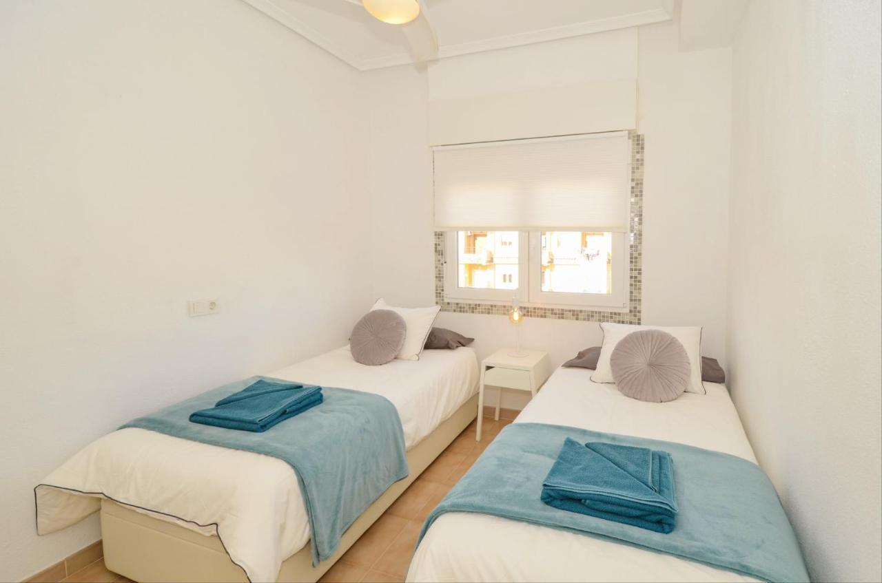 Punta Prima Pleasure With Private Parking In A Gated Community Close To The Beach 托雷维耶哈 外观 照片